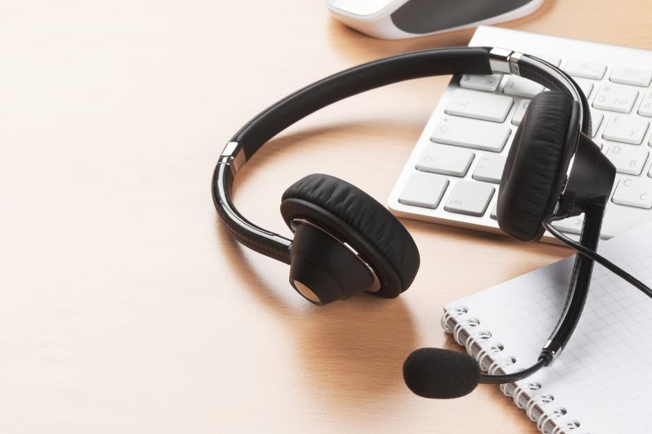 Headset op het bureau van een servicemedewerker