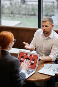 Externe consultant in gesprek met klant